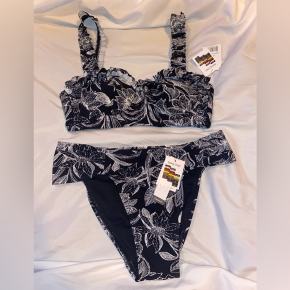 Bikini, women’s size (4-6), white & black design,underwire,padded. - Picture 2 of 11